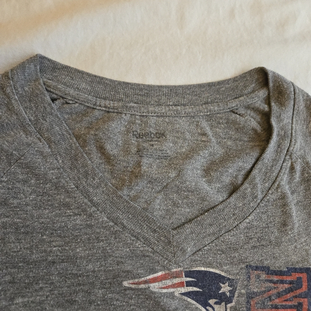 New England Patriots NFL Distressed Logo Women's Grey Fitted Nneck Tee - Picture 8 of 9